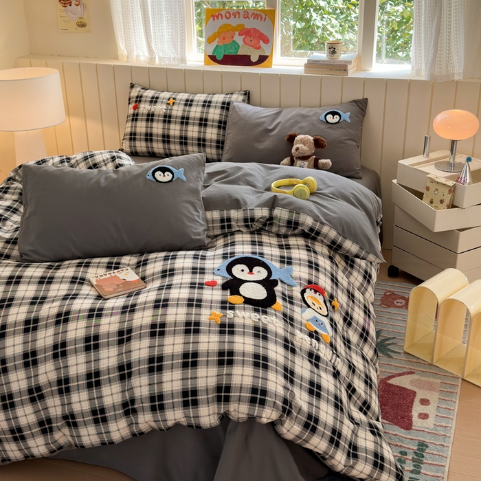 91家纺网 家纺一手货源 找家纺 如意朵 2025新款全棉磨毛卡通毛巾绣四件套（专版花型）-场景二 企鹅宝宝