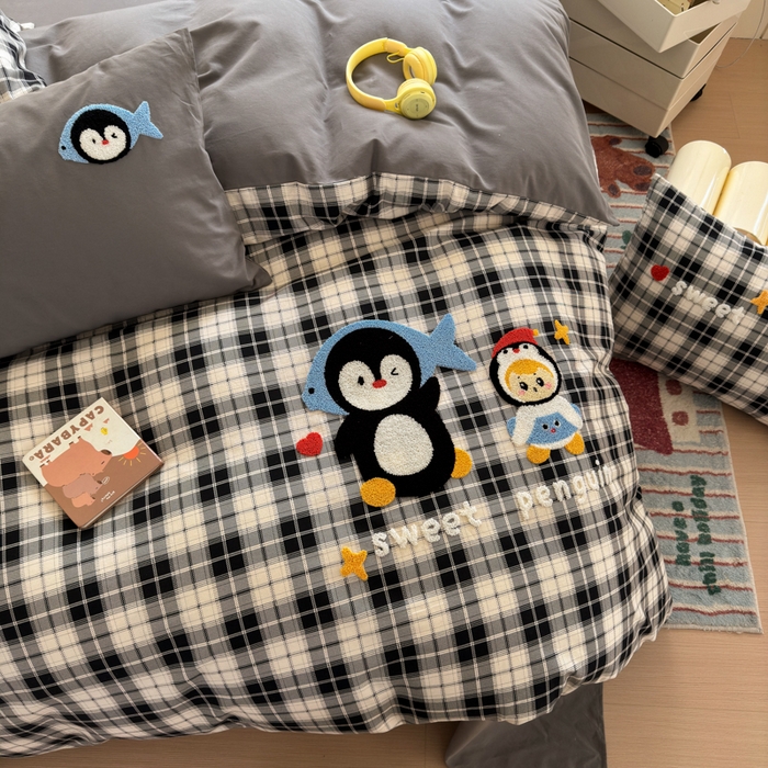 91家纺网 家纺一手货源 找家纺 如意朵 2025新款全棉磨毛卡通毛巾绣四件套（专版花型）-场景二 企鹅宝宝