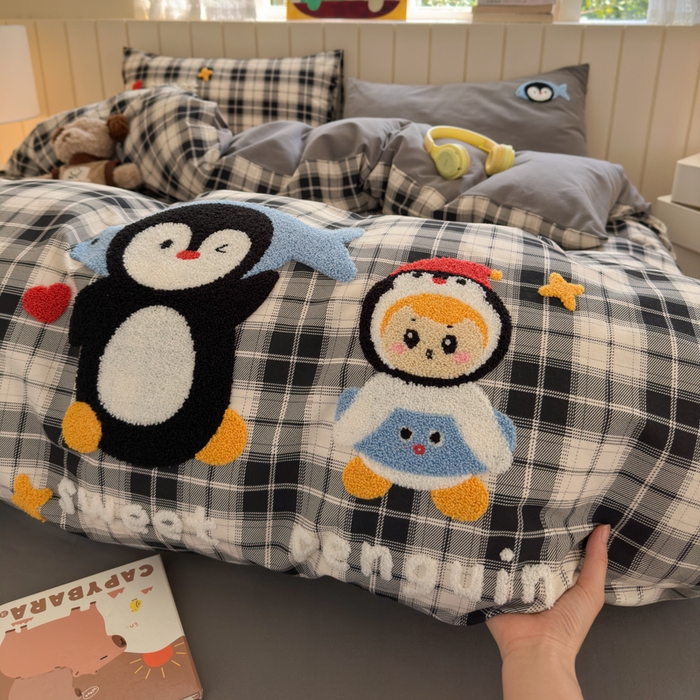 91家纺网 家纺一手货源 找家纺 如意朵 2025新款全棉磨毛卡通毛巾绣四件套（专版花型）-场景二 企鹅宝宝