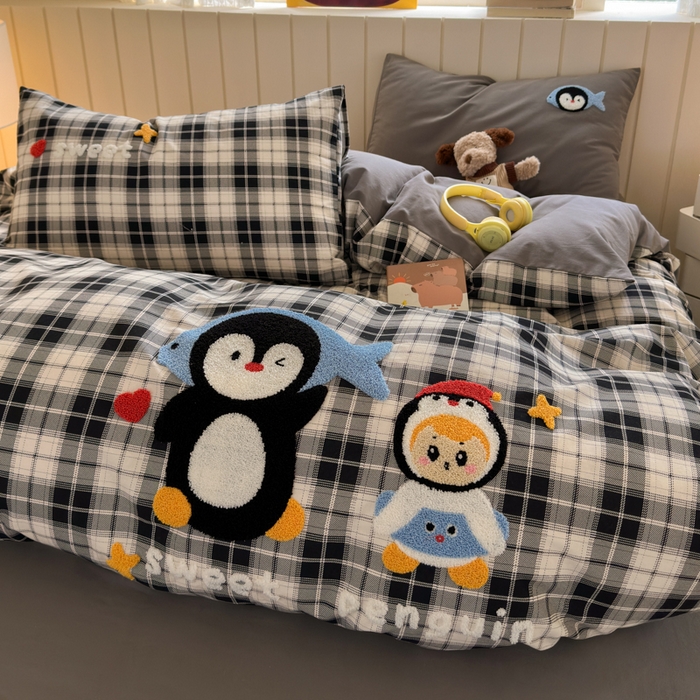 91家纺网 家纺一手货源 找家纺 如意朵 2025新款全棉磨毛卡通毛巾绣四件套（专版花型）-场景二 企鹅宝宝