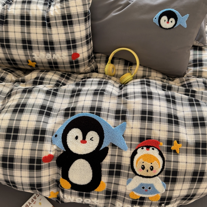 91家纺网 家纺一手货源 找家纺 如意朵 2025新款全棉磨毛卡通毛巾绣四件套（专版花型）-场景二 企鹅宝宝