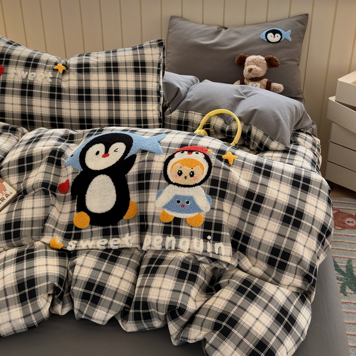 91家纺网 家纺一手货源 找家纺 如意朵 2025新款全棉磨毛卡通毛巾绣四件套（专版花型）-场景二 企鹅宝宝