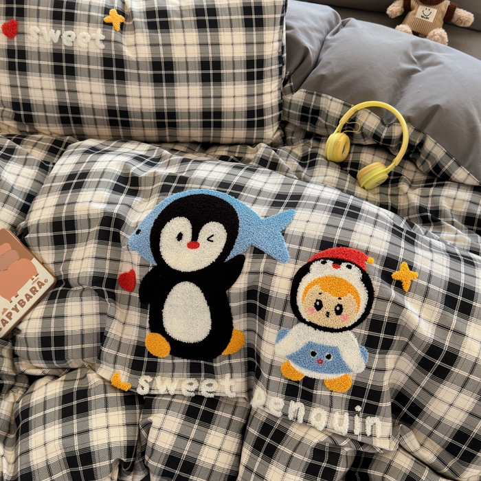 91家纺网 家纺一手货源 找家纺 如意朵 2025新款全棉磨毛卡通毛巾绣四件套（专版花型）-场景二 企鹅宝宝