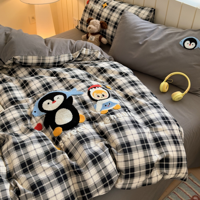 91家纺网 家纺一手货源 找家纺 如意朵 2025新款全棉磨毛卡通毛巾绣四件套（专版花型）-场景二 企鹅宝宝