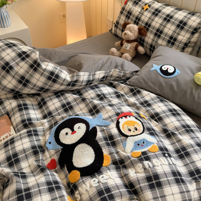 91家纺网 家纺一手货源 找家纺 如意朵 2025新款全棉磨毛卡通毛巾绣四件套（专版花型）-场景二 企鹅宝宝