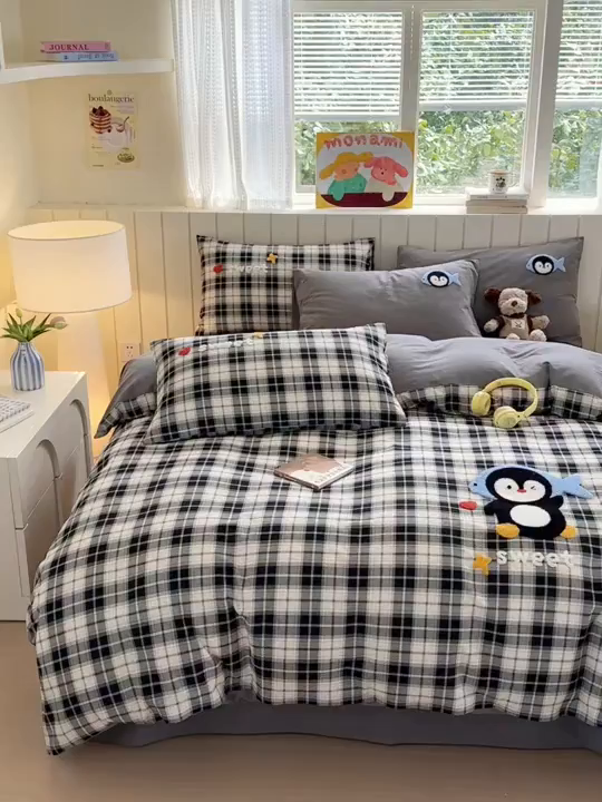 91家纺网 家纺一手货源 找家纺 如意朵 2025新款全棉磨毛卡通毛巾绣四件套（专版花型）-场景二 企鹅宝宝