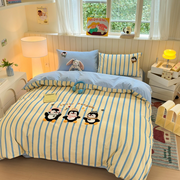 91家纺网 家纺一手货源 找家纺 如意朵 2025新款全棉磨毛卡通毛巾绣四件套（专版花型）-场景二 三只企鹅