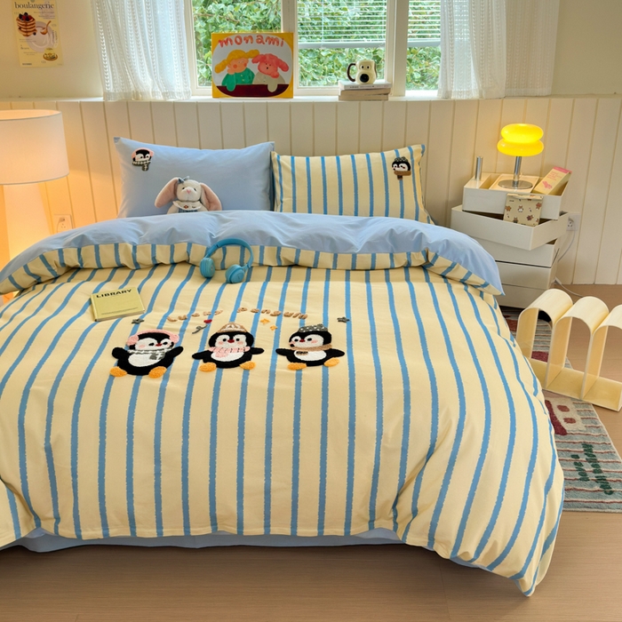 91家纺网 家纺一手货源 找家纺 如意朵 2025新款全棉磨毛卡通毛巾绣四件套（专版花型）-场景二 三只企鹅