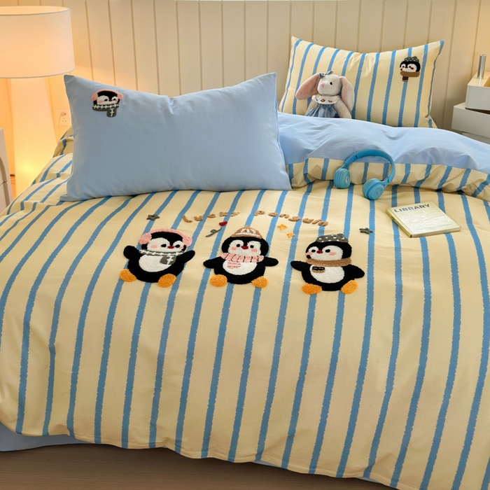 91家纺网 家纺一手货源 找家纺 如意朵 2025新款全棉磨毛卡通毛巾绣四件套（专版花型）-场景二 三只企鹅