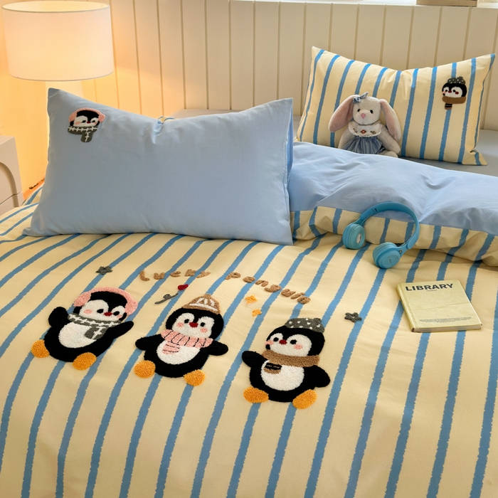 91家纺网 家纺一手货源 找家纺 如意朵 2025新款全棉磨毛卡通毛巾绣四件套（专版花型）-场景二 三只企鹅