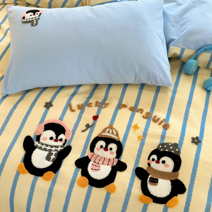 91家纺网 家纺一手货源 找家纺 如意朵 2025新款全棉磨毛卡通毛巾绣四件套（专版花型）-场景二 三只企鹅