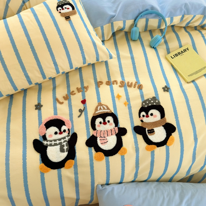 91家纺网 家纺一手货源 找家纺 如意朵 2025新款全棉磨毛卡通毛巾绣四件套（专版花型）-场景二 三只企鹅