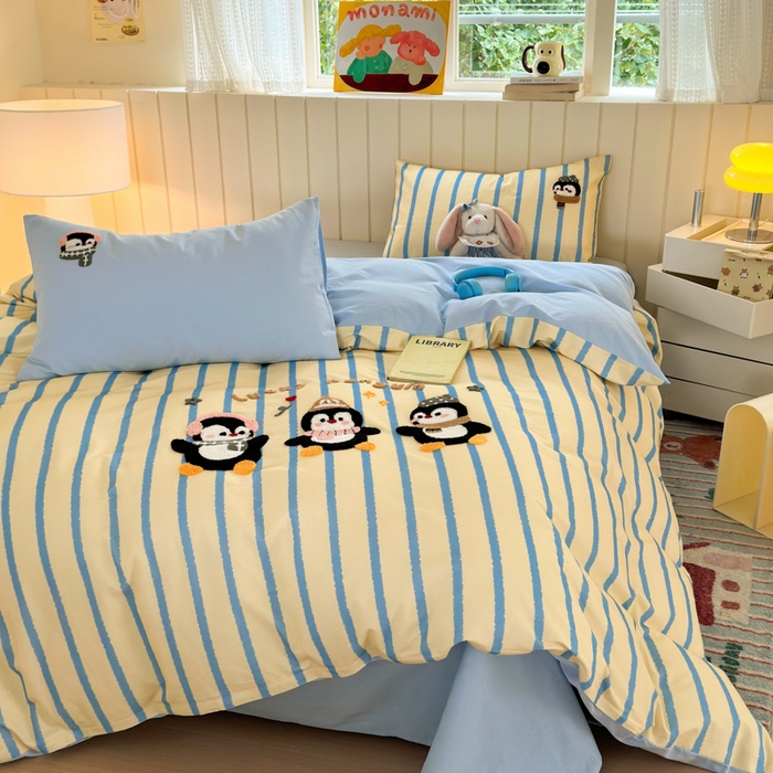 91家纺网 家纺一手货源 找家纺 如意朵 2025新款全棉磨毛卡通毛巾绣四件套（专版花型）-场景二 三只企鹅