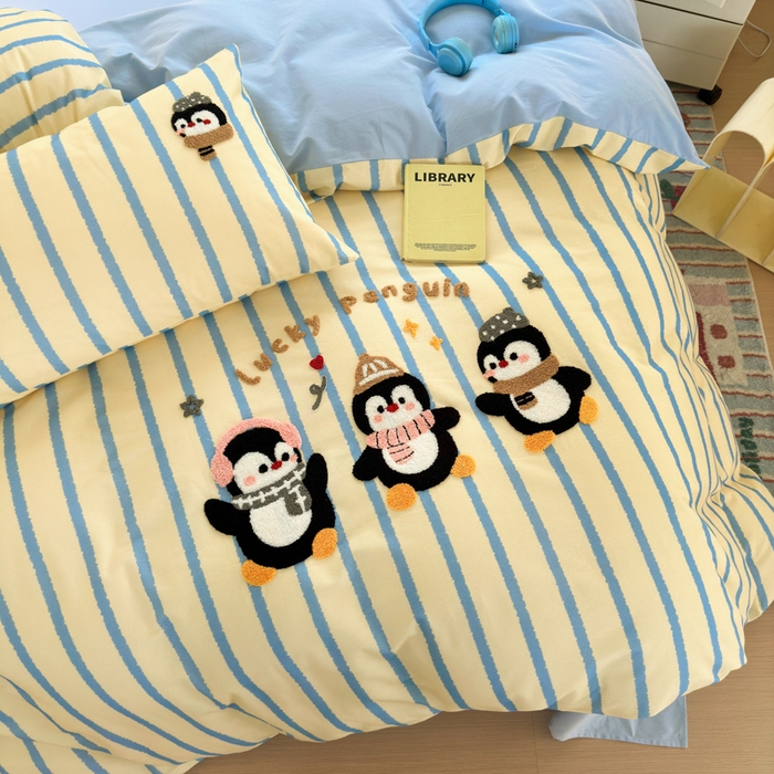 91家纺网 家纺一手货源 找家纺 如意朵 2025新款全棉磨毛卡通毛巾绣四件套（专版花型）-场景二 三只企鹅