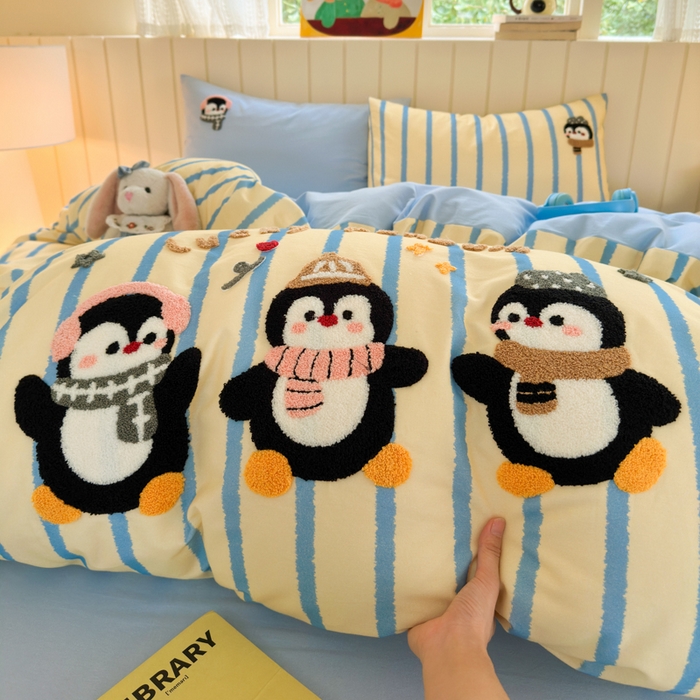 91家纺网 家纺一手货源 找家纺 如意朵 2025新款全棉磨毛卡通毛巾绣四件套（专版花型）-场景二 三只企鹅