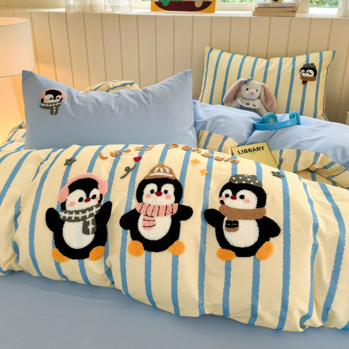 91家纺网 家纺一手货源 找家纺 如意朵 2025新款全棉磨毛卡通毛巾绣四件套（专版花型）-场景二 三只企鹅