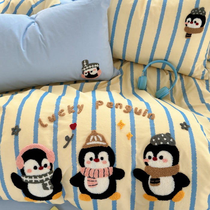 91家纺网 家纺一手货源 找家纺 如意朵 2025新款全棉磨毛卡通毛巾绣四件套（专版花型）-场景二 三只企鹅