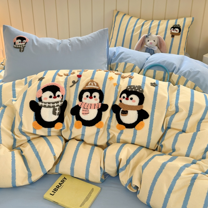 91家纺网 家纺一手货源 找家纺 如意朵 2025新款全棉磨毛卡通毛巾绣四件套（专版花型）-场景二 三只企鹅