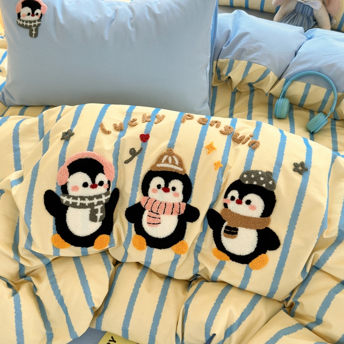 91家纺网 家纺一手货源 找家纺 如意朵 2025新款全棉磨毛卡通毛巾绣四件套（专版花型）-场景二 三只企鹅