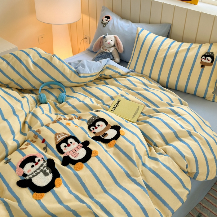 91家纺网 家纺一手货源 找家纺 如意朵 2025新款全棉磨毛卡通毛巾绣四件套（专版花型）-场景二 三只企鹅