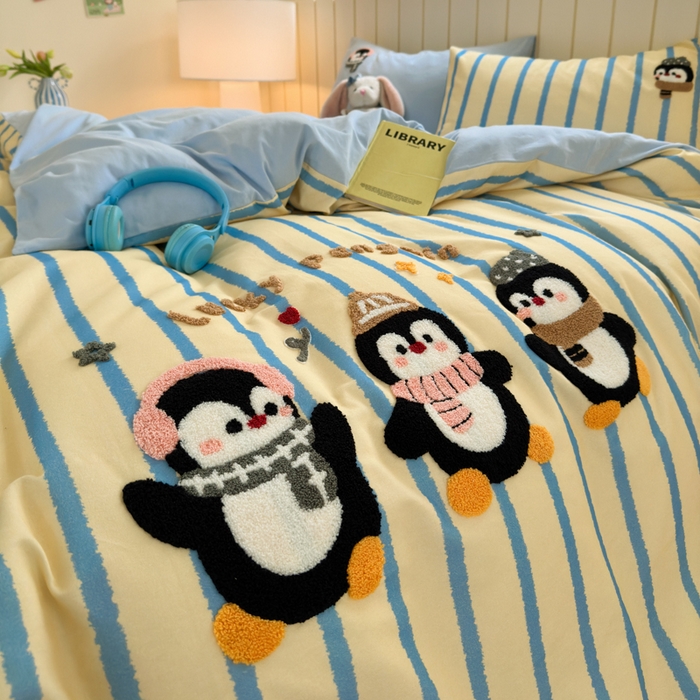 91家纺网 家纺一手货源 找家纺 如意朵 2025新款全棉磨毛卡通毛巾绣四件套（专版花型）-场景二 三只企鹅