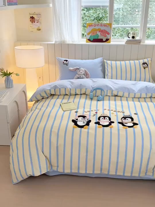 91家纺网 家纺一手货源 找家纺 如意朵 2025新款全棉磨毛卡通毛巾绣四件套（专版花型）-场景二 三只企鹅