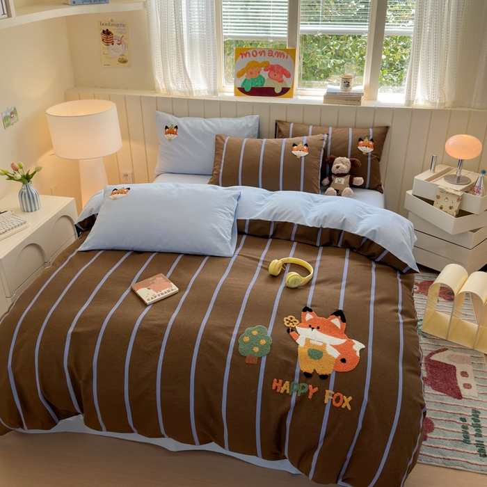 91家纺网 家纺一手货源 找家纺 如意朵 2025新款全棉磨毛卡通毛巾绣四件套（专版花型）-场景二 小狐狸