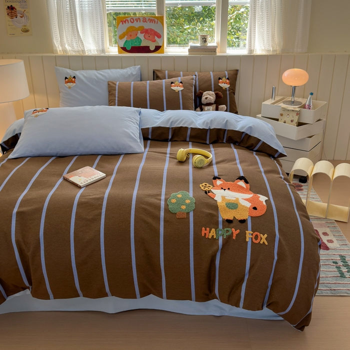 91家纺网 家纺一手货源 找家纺 如意朵 2025新款全棉磨毛卡通毛巾绣四件套（专版花型）-场景二 小狐狸