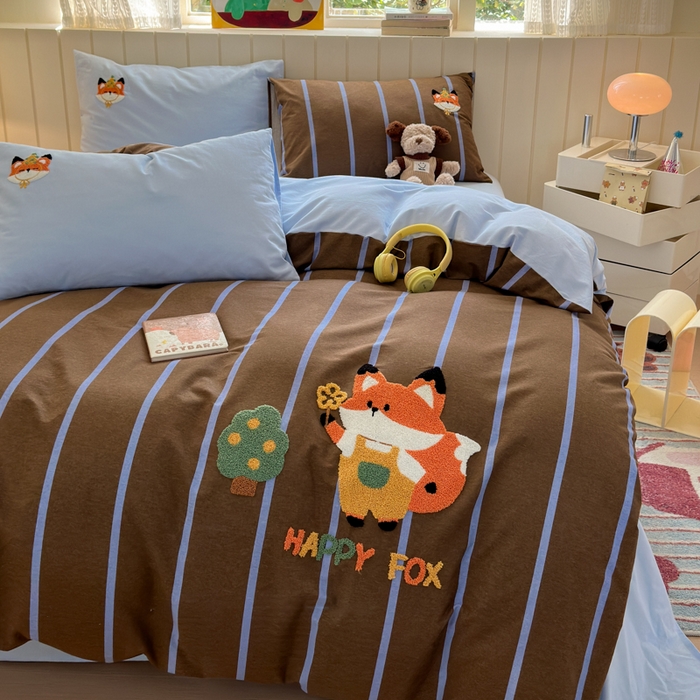 91家纺网 家纺一手货源 找家纺 如意朵 2025新款全棉磨毛卡通毛巾绣四件套（专版花型）-场景二 小狐狸