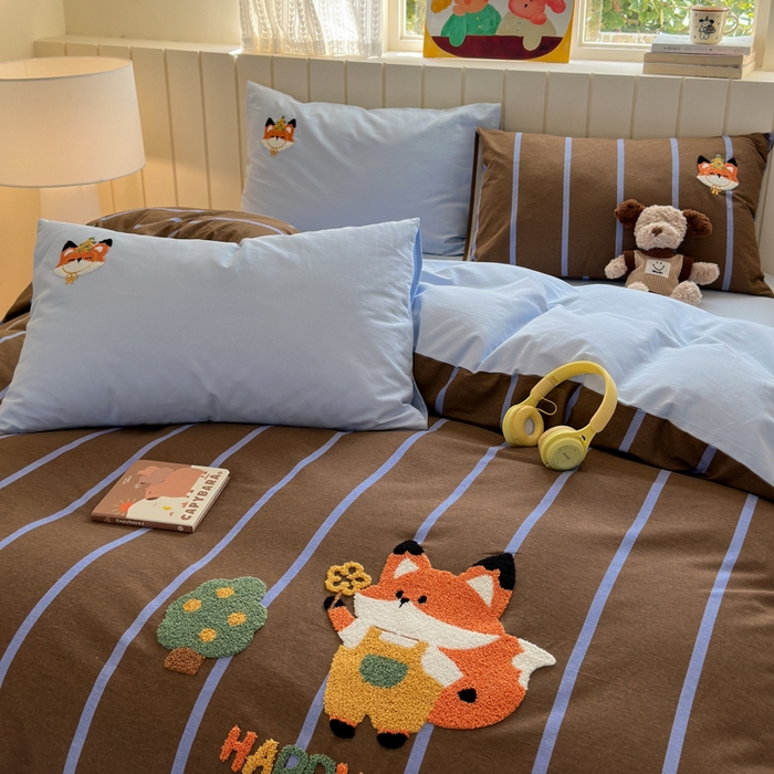 91家纺网 家纺一手货源 找家纺 如意朵 2025新款全棉磨毛卡通毛巾绣四件套（专版花型）-场景二 小狐狸