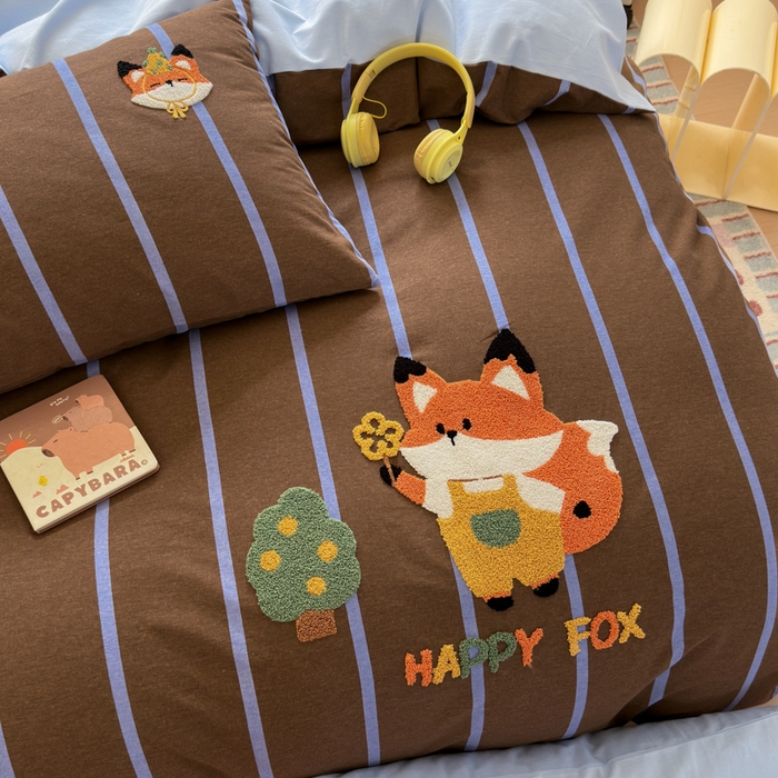 91家纺网 家纺一手货源 找家纺 如意朵 2025新款全棉磨毛卡通毛巾绣四件套（专版花型）-场景二 小狐狸