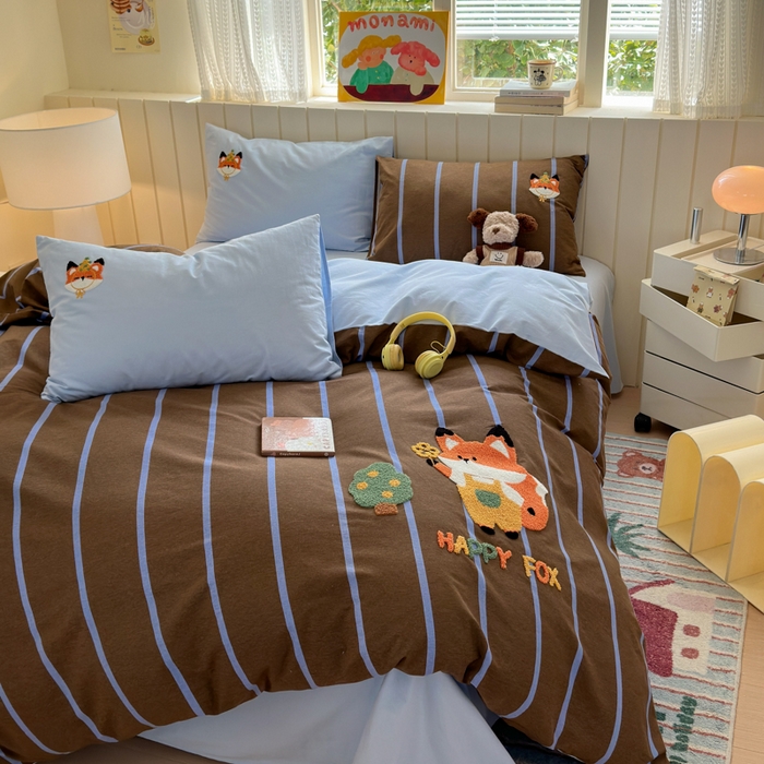 91家纺网 家纺一手货源 找家纺 如意朵 2025新款全棉磨毛卡通毛巾绣四件套（专版花型）-场景二 小狐狸