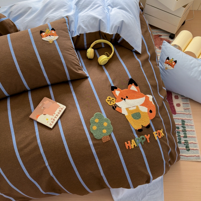 91家纺网 家纺一手货源 找家纺 如意朵 2025新款全棉磨毛卡通毛巾绣四件套（专版花型）-场景二 小狐狸