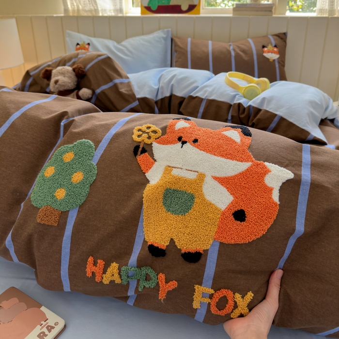 91家纺网 家纺一手货源 找家纺 如意朵 2025新款全棉磨毛卡通毛巾绣四件套（专版花型）-场景二 小狐狸