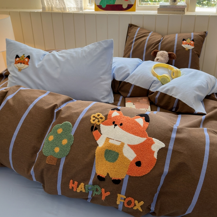 91家纺网 家纺一手货源 找家纺 如意朵 2025新款全棉磨毛卡通毛巾绣四件套（专版花型）-场景二 小狐狸