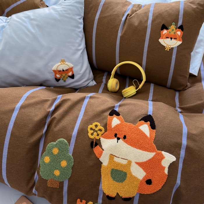 91家纺网 家纺一手货源 找家纺 如意朵 2025新款全棉磨毛卡通毛巾绣四件套（专版花型）-场景二 小狐狸