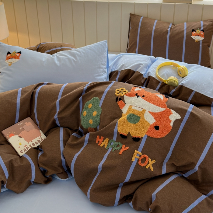 91家纺网 家纺一手货源 找家纺 如意朵 2025新款全棉磨毛卡通毛巾绣四件套（专版花型）-场景二 小狐狸