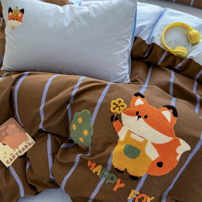 91家纺网 家纺一手货源 找家纺 如意朵 2025新款全棉磨毛卡通毛巾绣四件套（专版花型）-场景二 小狐狸