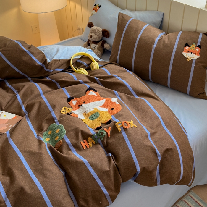 91家纺网 家纺一手货源 找家纺 如意朵 2025新款全棉磨毛卡通毛巾绣四件套（专版花型）-场景二 小狐狸