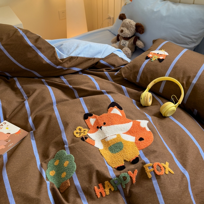 91家纺网 家纺一手货源 找家纺 如意朵 2025新款全棉磨毛卡通毛巾绣四件套（专版花型）-场景二 小狐狸