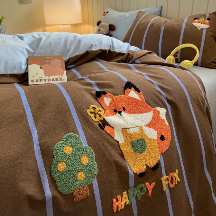 91家纺网 家纺一手货源 找家纺 如意朵 2025新款全棉磨毛卡通毛巾绣四件套（专版花型）-场景二 小狐狸