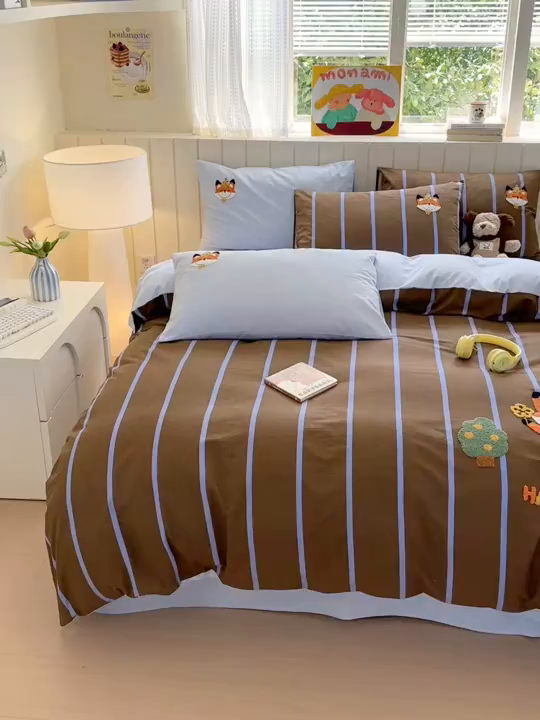 91家纺网 家纺一手货源 找家纺 如意朵 2025新款全棉磨毛卡通毛巾绣四件套（专版花型）-场景二 小狐狸