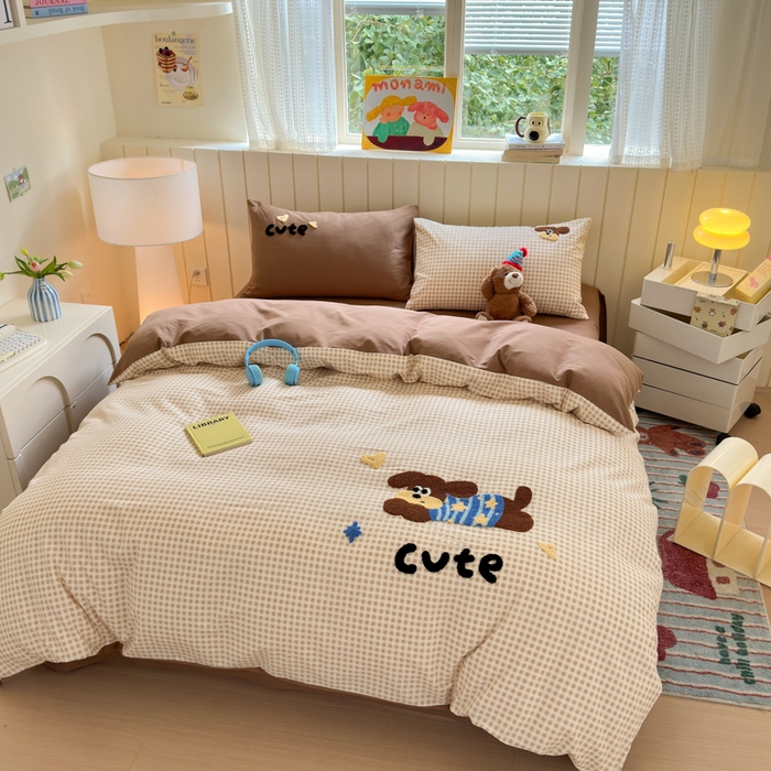 91家纺网 家纺一手货源 找家纺 如意朵 2025新款全棉磨毛卡通毛巾绣四件套（专版花型）-场景二 羞羞狗