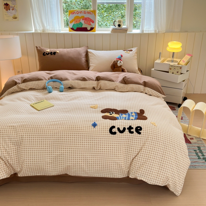 91家纺网 家纺一手货源 找家纺 如意朵 2025新款全棉磨毛卡通毛巾绣四件套（专版花型）-场景二 羞羞狗