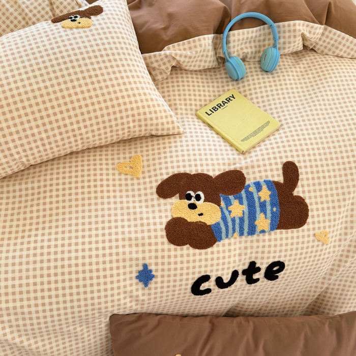 91家纺网 家纺一手货源 找家纺 如意朵 2025新款全棉磨毛卡通毛巾绣四件套（专版花型）-场景二 羞羞狗