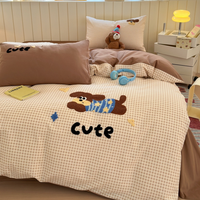 91家纺网 家纺一手货源 找家纺 如意朵 2025新款全棉磨毛卡通毛巾绣四件套（专版花型）-场景二 羞羞狗