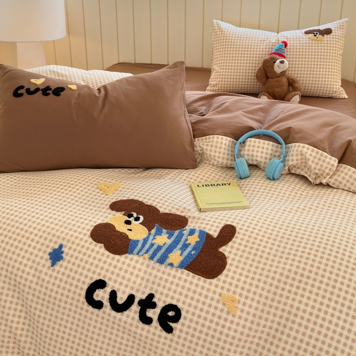 91家纺网 家纺一手货源 找家纺 如意朵 2025新款全棉磨毛卡通毛巾绣四件套（专版花型）-场景二 羞羞狗