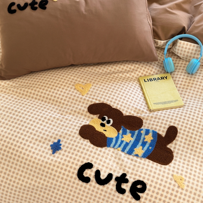 91家纺网 家纺一手货源 找家纺 如意朵 2025新款全棉磨毛卡通毛巾绣四件套（专版花型）-场景二 羞羞狗