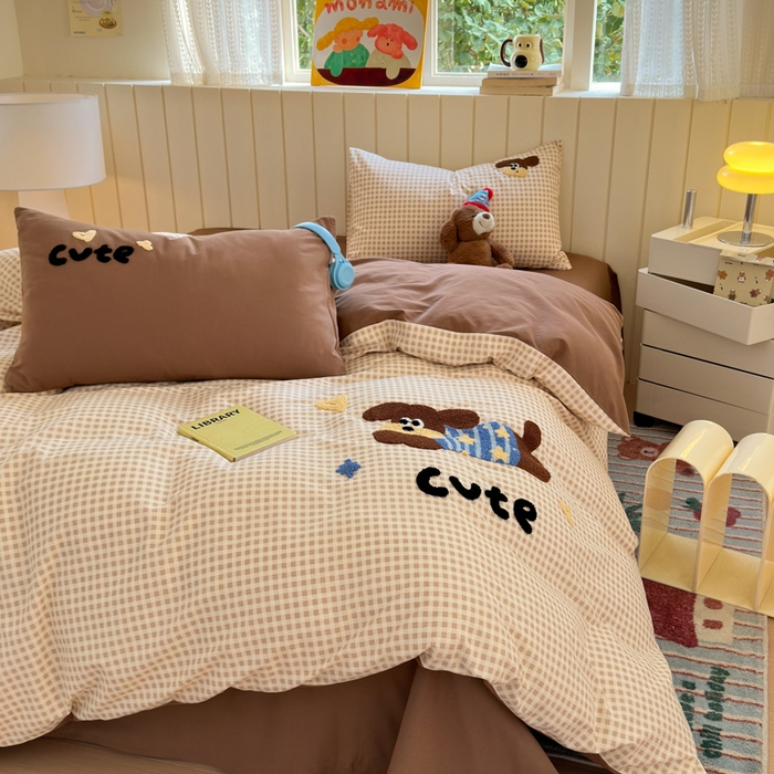 91家纺网 家纺一手货源 找家纺 如意朵 2025新款全棉磨毛卡通毛巾绣四件套（专版花型）-场景二 羞羞狗