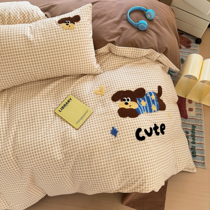 91家纺网 家纺一手货源 找家纺 如意朵 2025新款全棉磨毛卡通毛巾绣四件套（专版花型）-场景二 羞羞狗